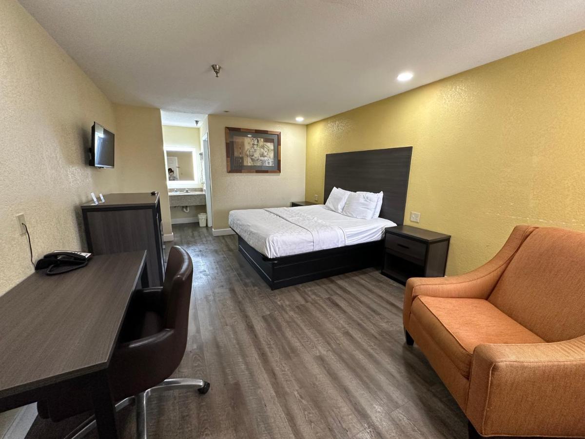 Rodeway Inn & Suites Hwy 290 Nw Хьюстон Экстерьер фото